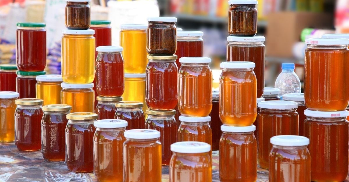 Many Jars of raw honey show clear visual differences