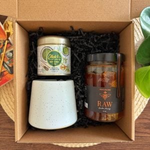 Gift Box Matcha featuring 500g raw honey, Olinda matcha powder, and ceramic mug in eco-friendly kraft box